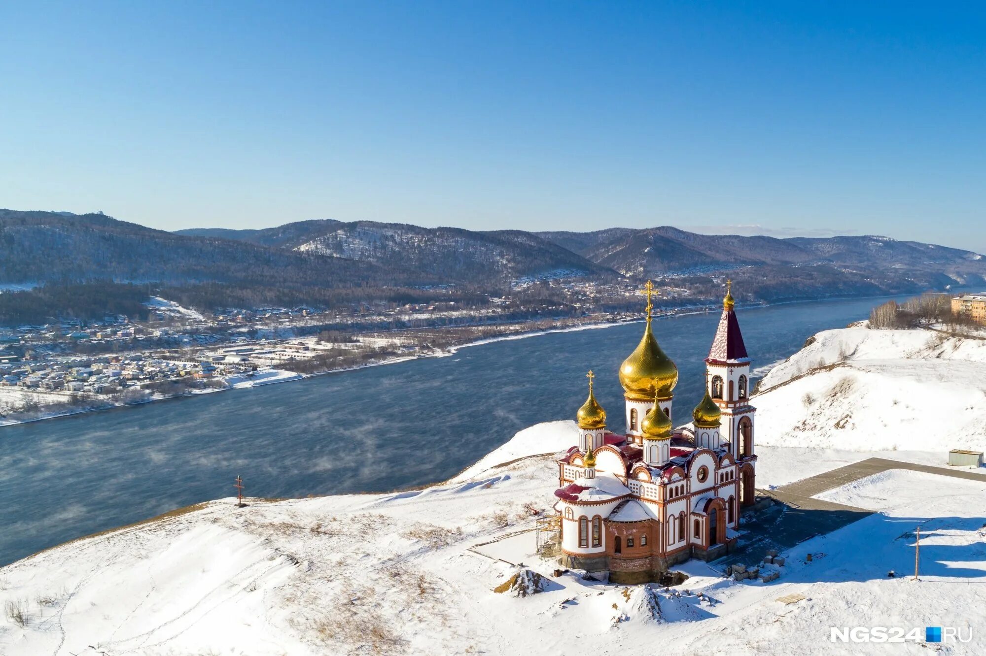 Окрестности красноярска. Церковь новомучеников Красноярск. Красноярск достромичательности. Храм новомучеников и исповедников российских Красноярск. Пригород Красноярска.