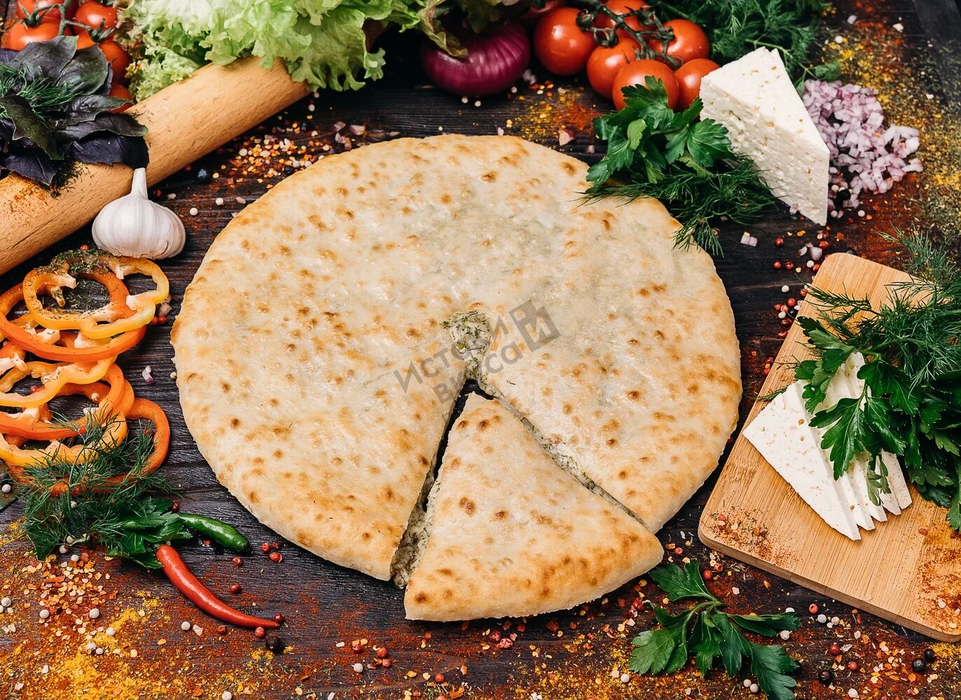 Осетинский пирог 7. Пирог по осетински с сыром и зеленью. осетинский пирог с зеленью. осетинский пирог с курицей. осетинский пирог сверху.