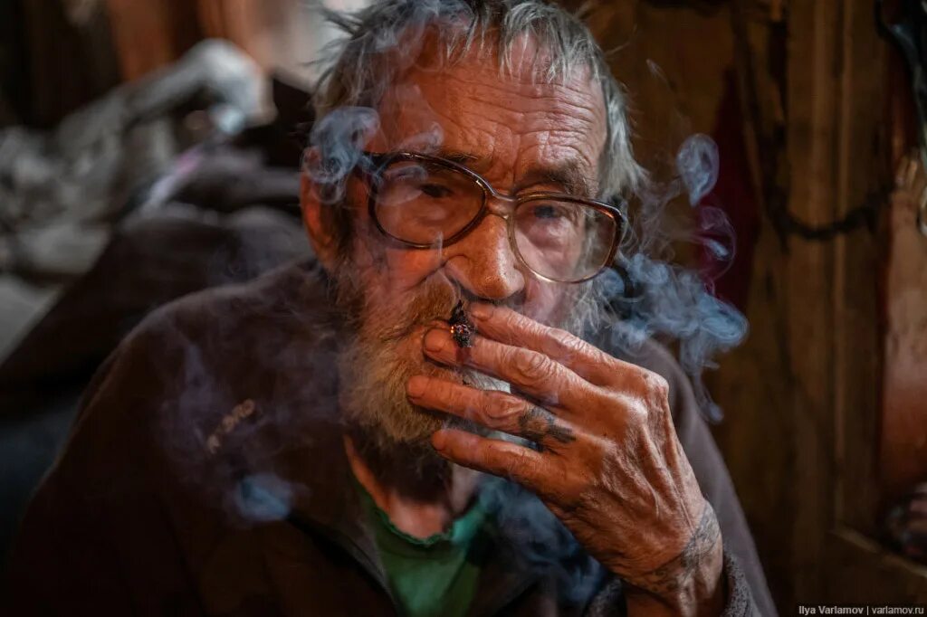 деревенский дедушка. старый дедушка. дедушка добри из болгарии. старый дедушка. старик сидит.