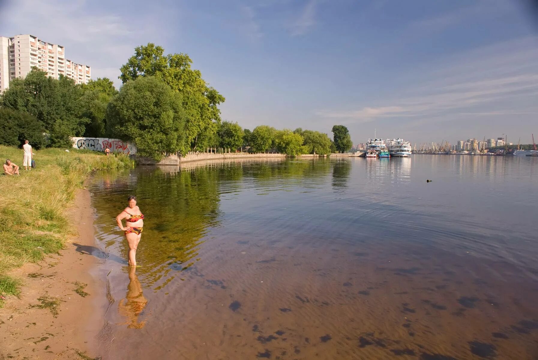 Строгино озеро пляж. Строгино пруд. Озеро Строгино Москва. Метро Строгино озеро купаться. Берег для купания