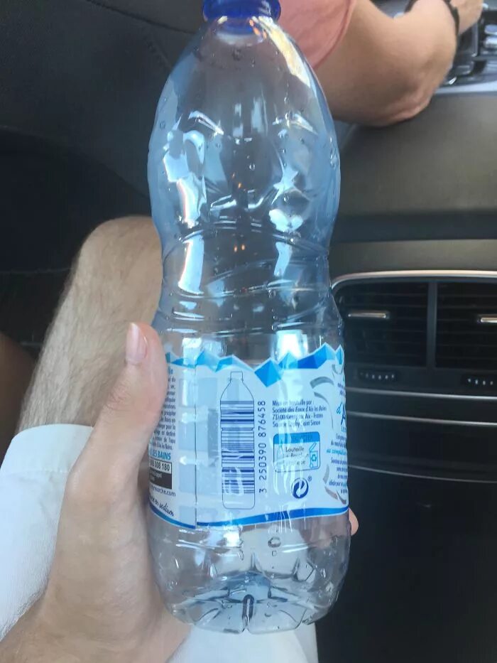 Штрих код на бутылке. Минеральная вода штрихкод. Штрих код бутылки воды. QR код на бутылке воды. Пластиковые бутылки со штрихкодом.