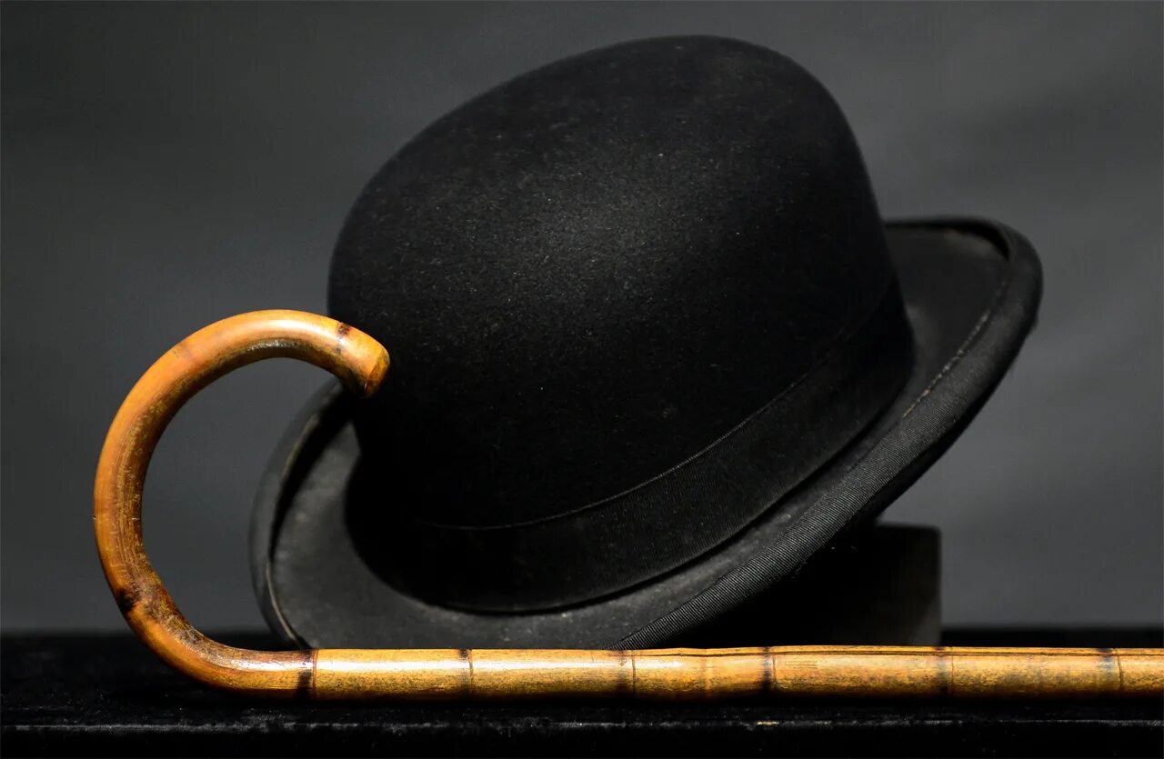 Дорогие шляпы. Шляпа Чарли Чаплина. Шляпа котелок Чарли Чаплина. Чарли Чаплин в шляпе. Трость Чарли Чаплина.