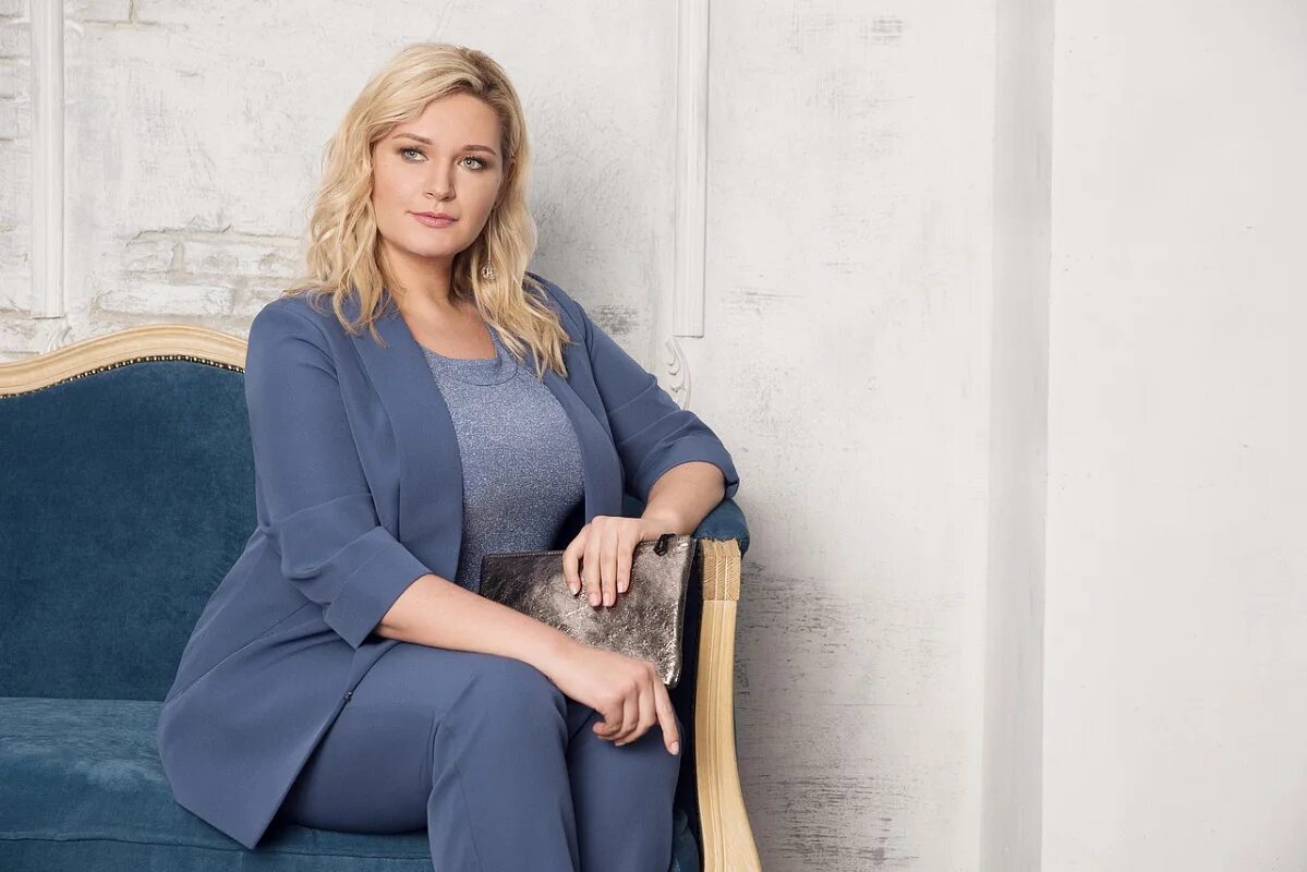 Top class ladies. Lady's classic. Шарм магазин одежды больших размеров. Гарсон прислуга. Ким новак уличный стиль одежды.