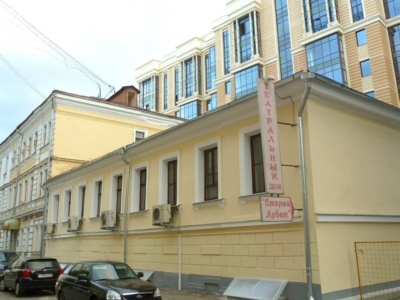 Театральный пер 2. Театральный пер 2. Ул театральная екатеринбург. Театральный переулок екатеринбург. Аптека на театральной калуга.