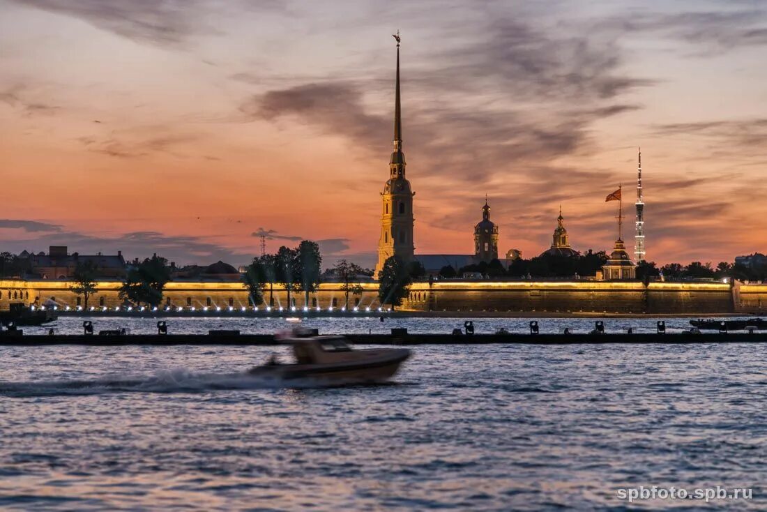 Петропавловская крепость в Санкт-Петербурге. Санкт-Петербург белые ночи Петропавловская крепость. Питер Петропавловская крепость ночь. Белые ночи в Питере.