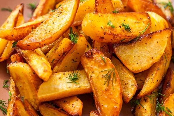 Картошка по деревенски в аэрогриле. Картошка в духовке. Картошка дольками в духовк. Как запечь хрустящую картошку дольками. Как запечь хрустящую картошку дольками.