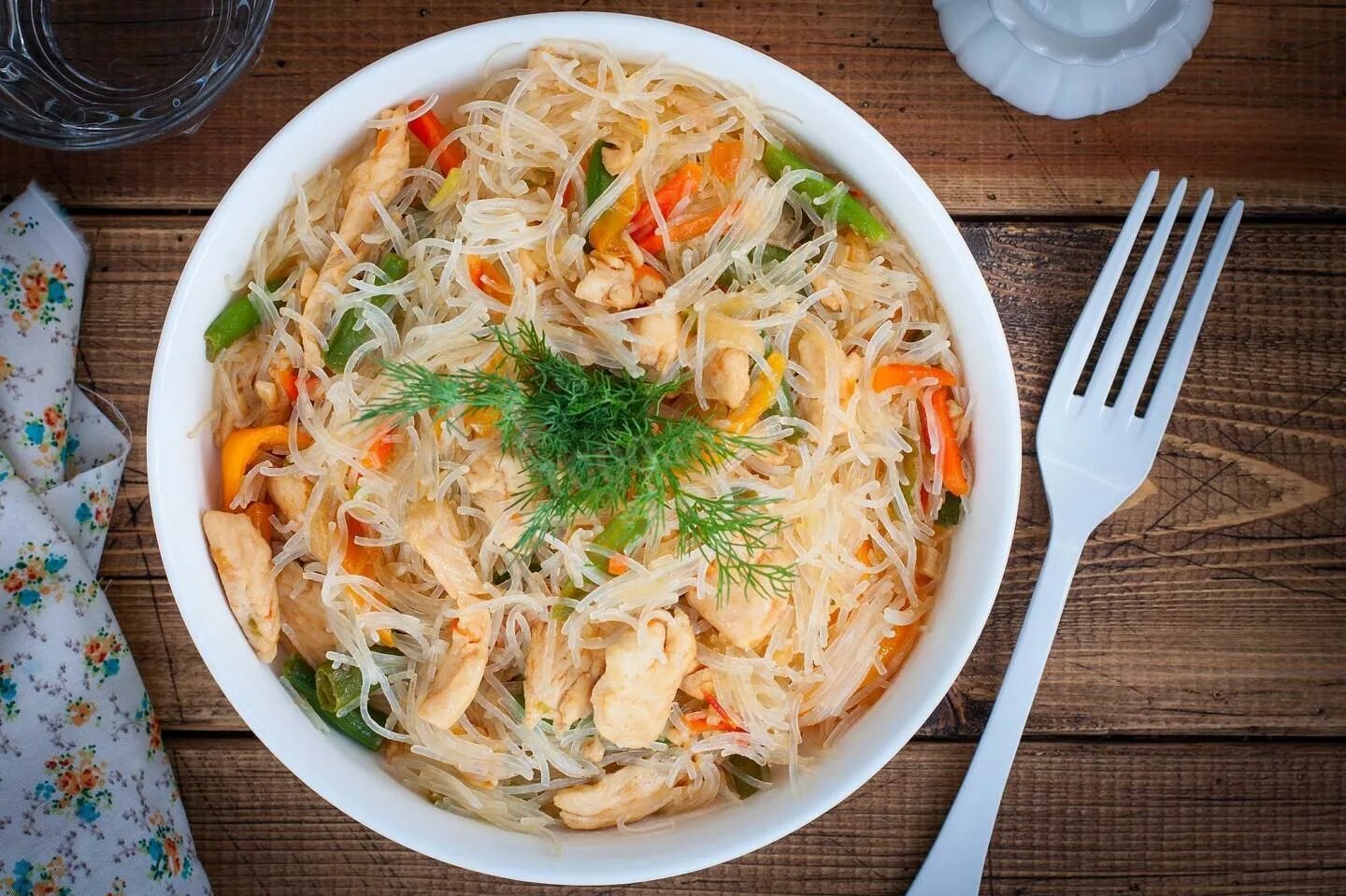 Приготовить фунчозу с курицей и овощами рецепт. Фунчоза с курицей и овощами. фунчоза с овощами в соевом соусе. фунчоза с курицей и овощами в соевом соусе. салат с фунчозой и овощами и курицей.