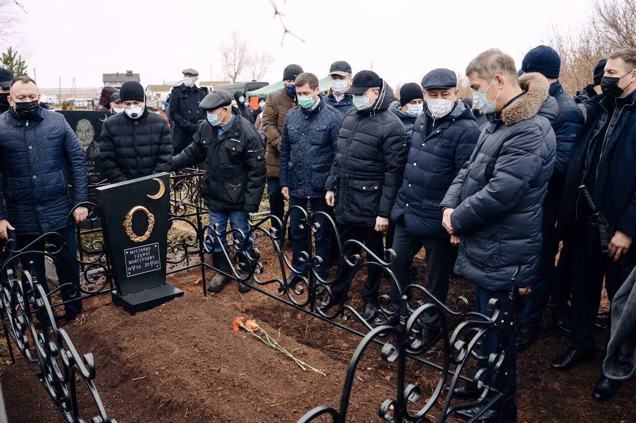 В уфе похоронили. Похороны мэра Уфы Ульфата Мустафина. Магометанское кладбище (Уфа). Ульфат Мустафин похороны. Похороны Ульфата Мустафина.