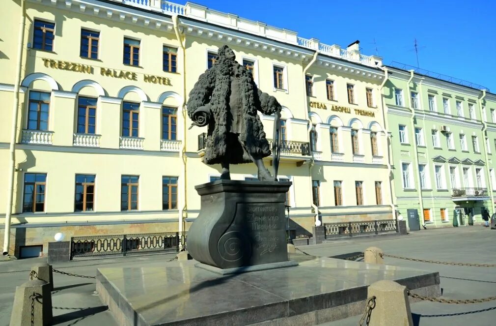 Д трезини какой памятник. Доменико Трезини памятник. Дом Трезини Доменико Трезини. Памятник Трезини на Университетской набережной. Д Трезини памятник культуры.