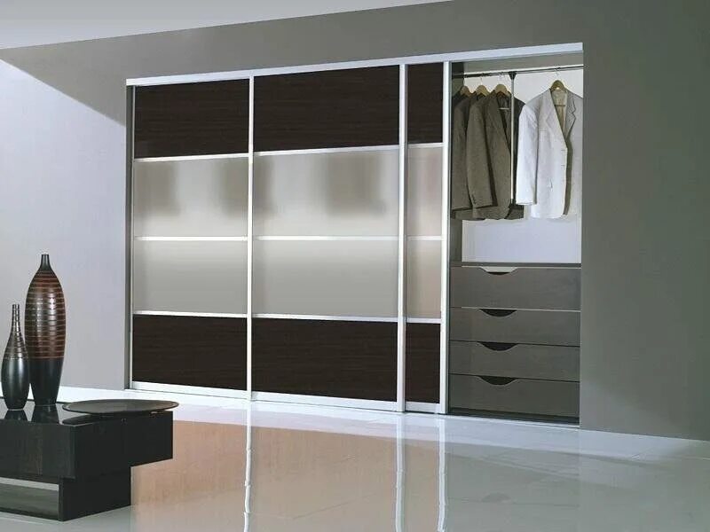 Какой выбрать шкаф купе. Шкаф купе Sliding-Door Wardrobe. Красивые шкафы купе. Встроенный шкаф купе. Современные встроенные шкафы.