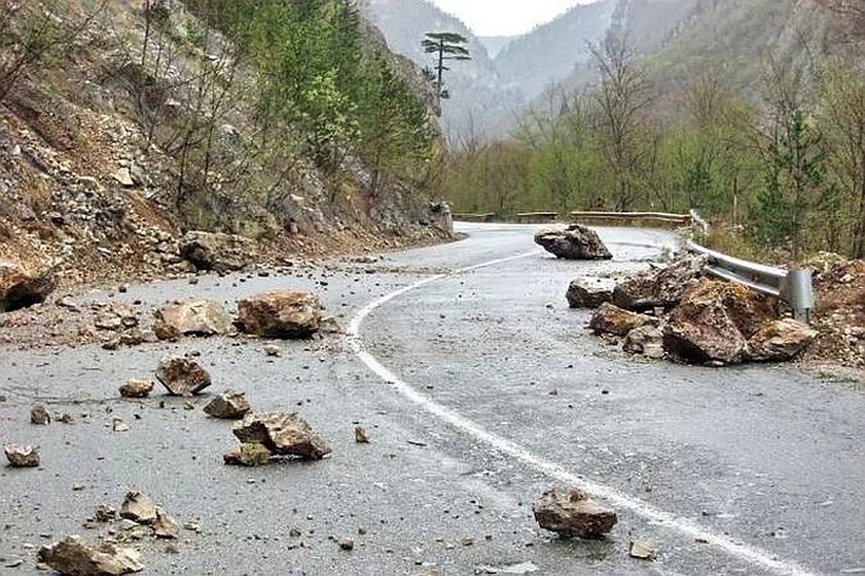 Сели пили. Камнепад в горах. камнепад на дороге. обвал камней в горах. горные сели.