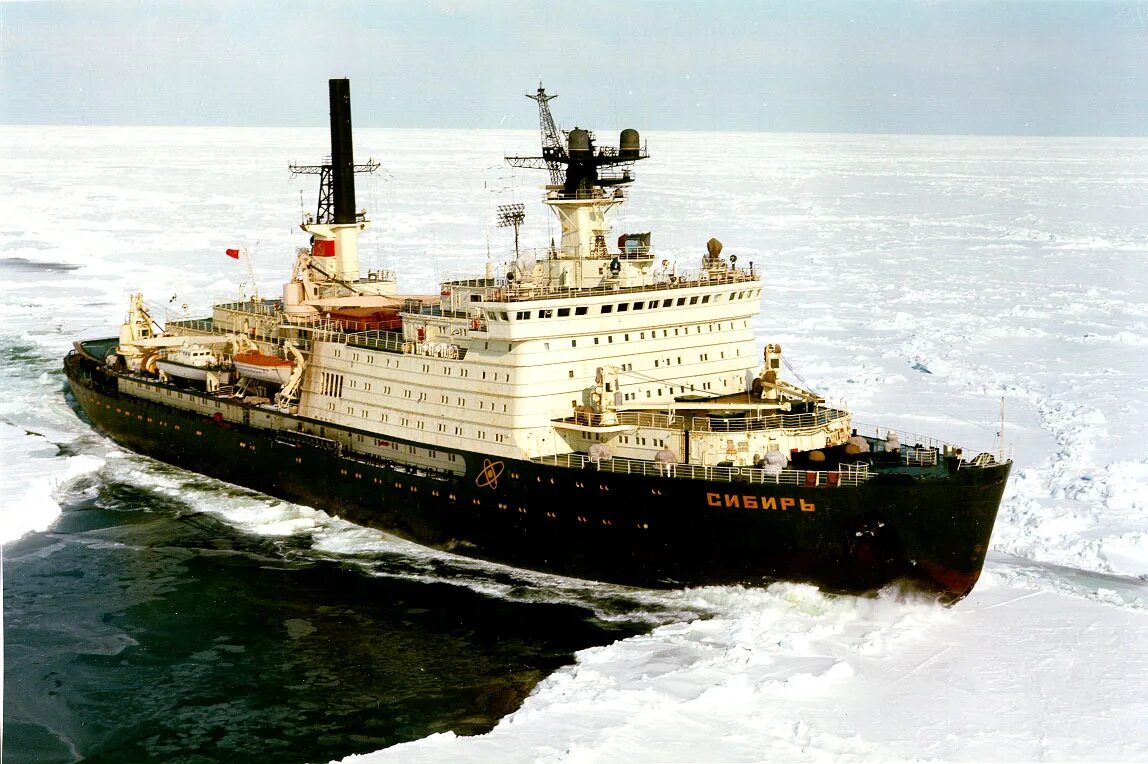 Какое атомное судно появилось первым. Атомный ледокол Сибирь. Сибирь ледокол 22220. Ледокол Сибирь 1977. Атомный ледокол Сибирь 1977.