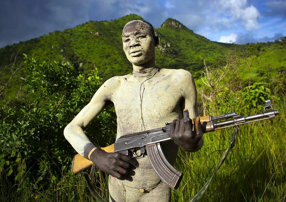 Человек с автоматом в руках. Калашников михаил тимофеевич с ак-74. Люди с автоматами смысл. Оружия (автоматы ) террористов. Люди с автоматами смысл.