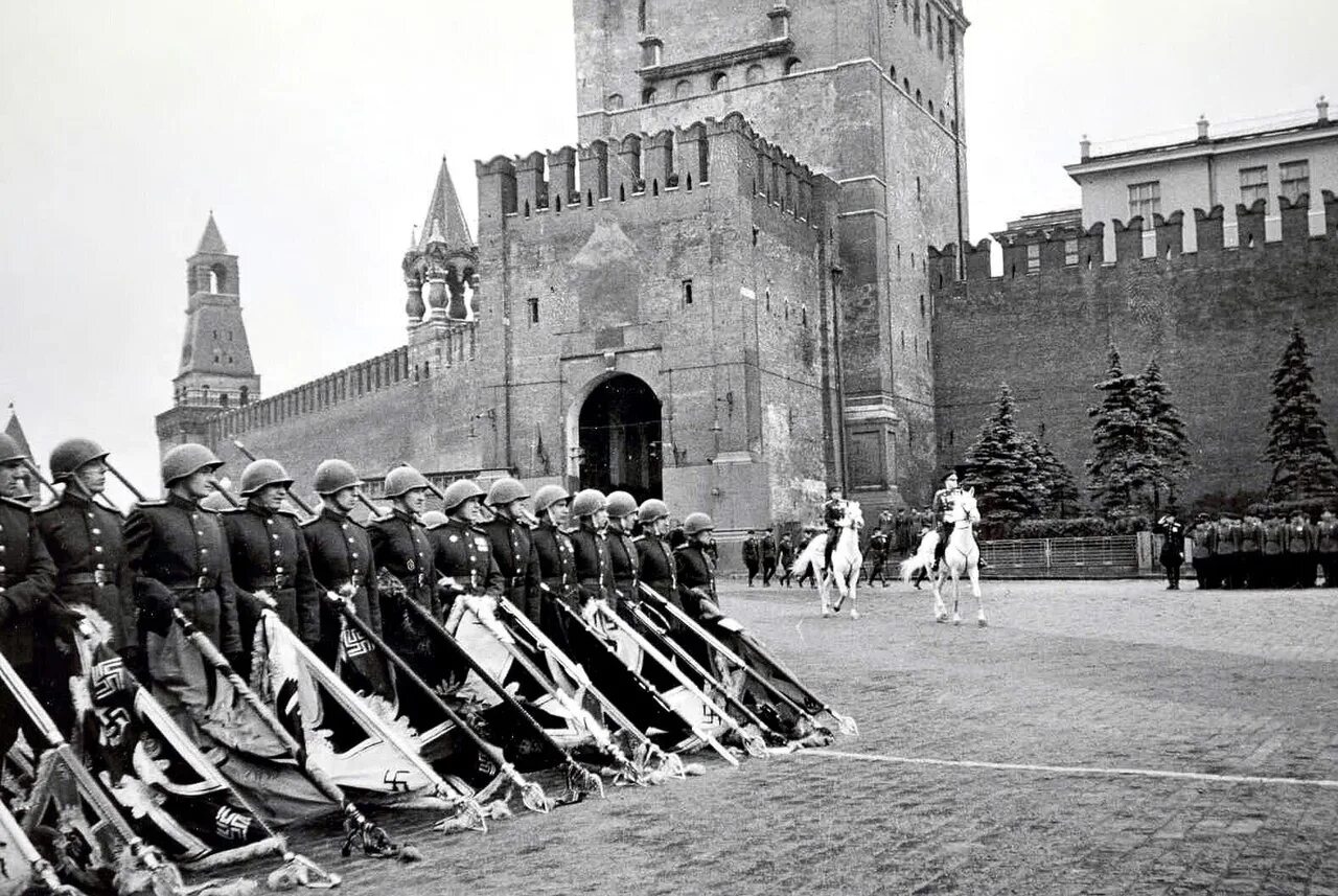 1945 го. 24 июня 1945 года в москве состоялся парад победы. 24 июня 1945 года в москве на красной площади. парад победы на красной площади 1945. парад победы 1945 халдей.