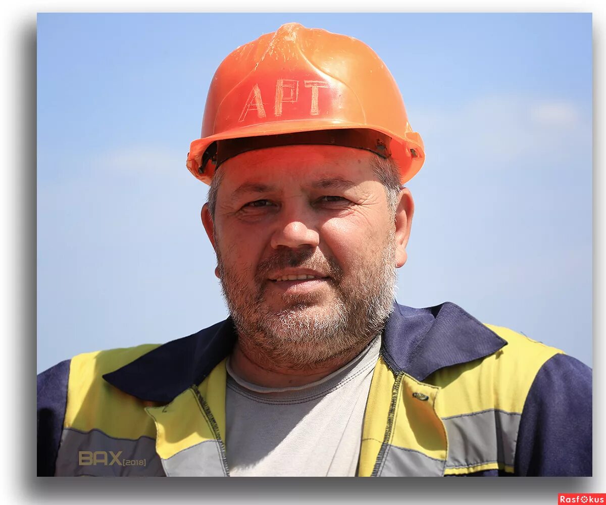 бригадир прораб. начальник участка на стройке. бригадир фото. бригадир фото. строитель в каске на стройке.