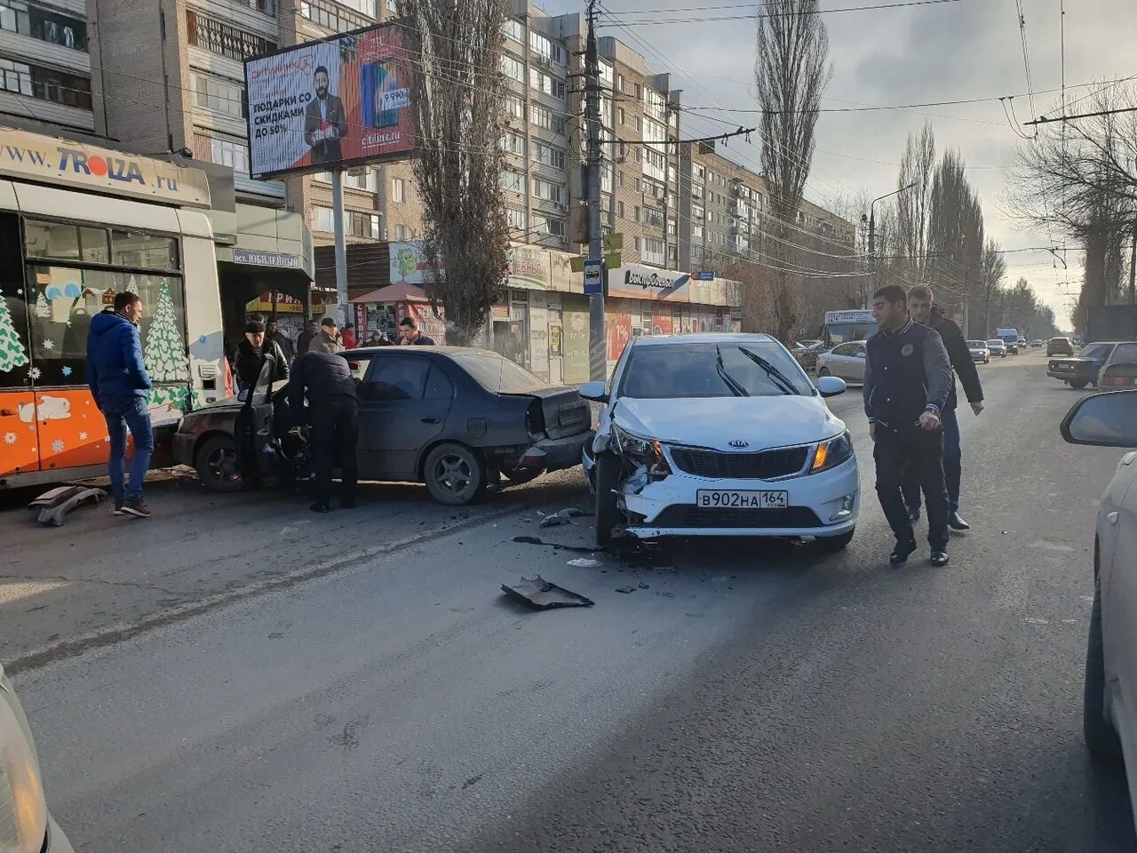 Новости энгельса сегодня происшествия последние свежие аэродроме. Энгельс авария троллейбус. ДТП Энгельс проспект Строителей. Авария на пр Строителей Энгельс. ДТП В Энгельсе сегодня на проспекте Строителей.