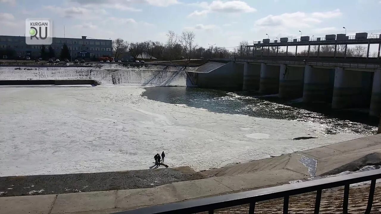 На сколько поднялась вода в тоболе сегодня. Плотина Курган. Дамбы на Тобол. Дамба Курган. Пляж «плотина».