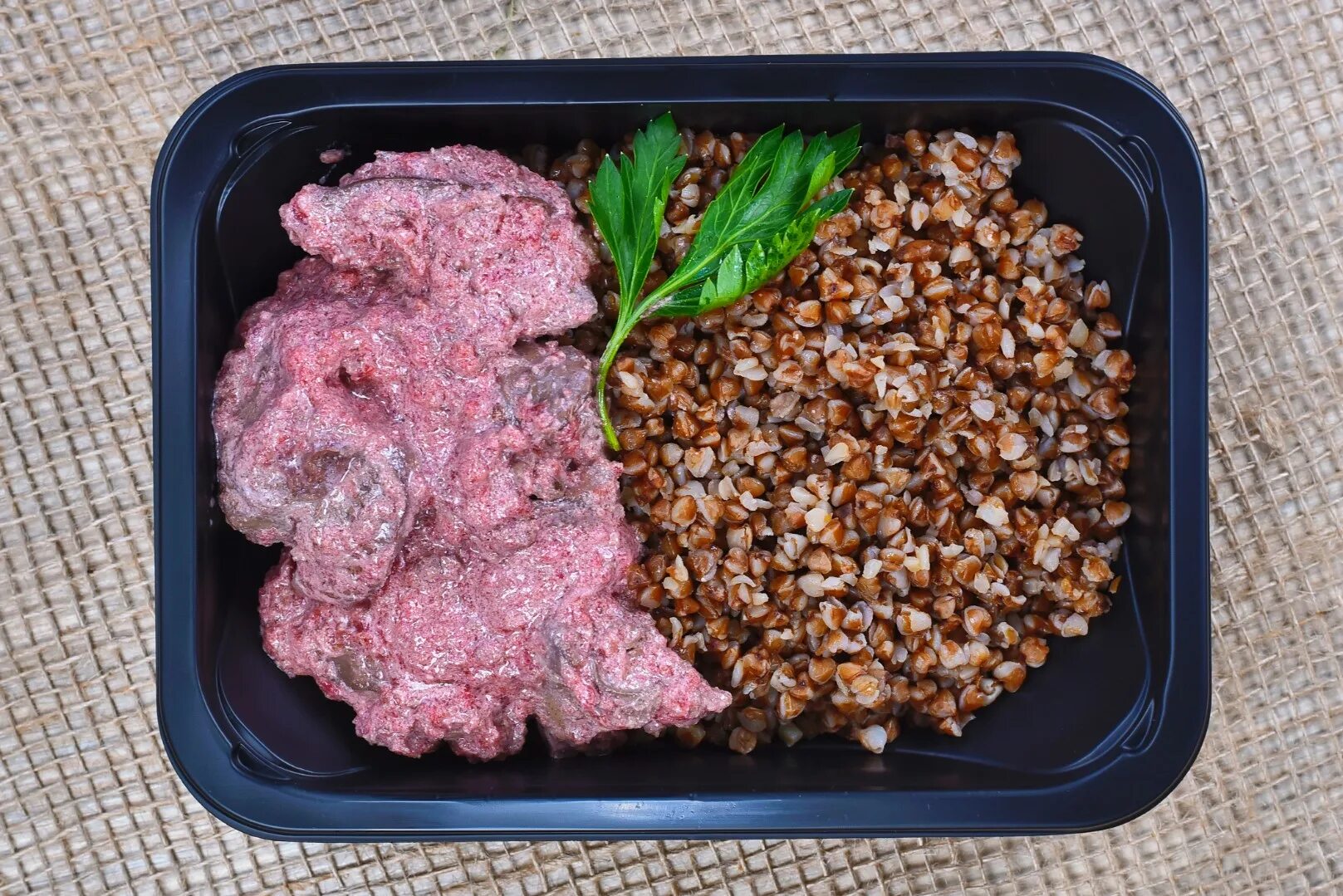 Можно кушать куриную печень. Куриная печень с гречкой. гречка с подливой печень. гречка соус печень. гречка с печенью и подливой.