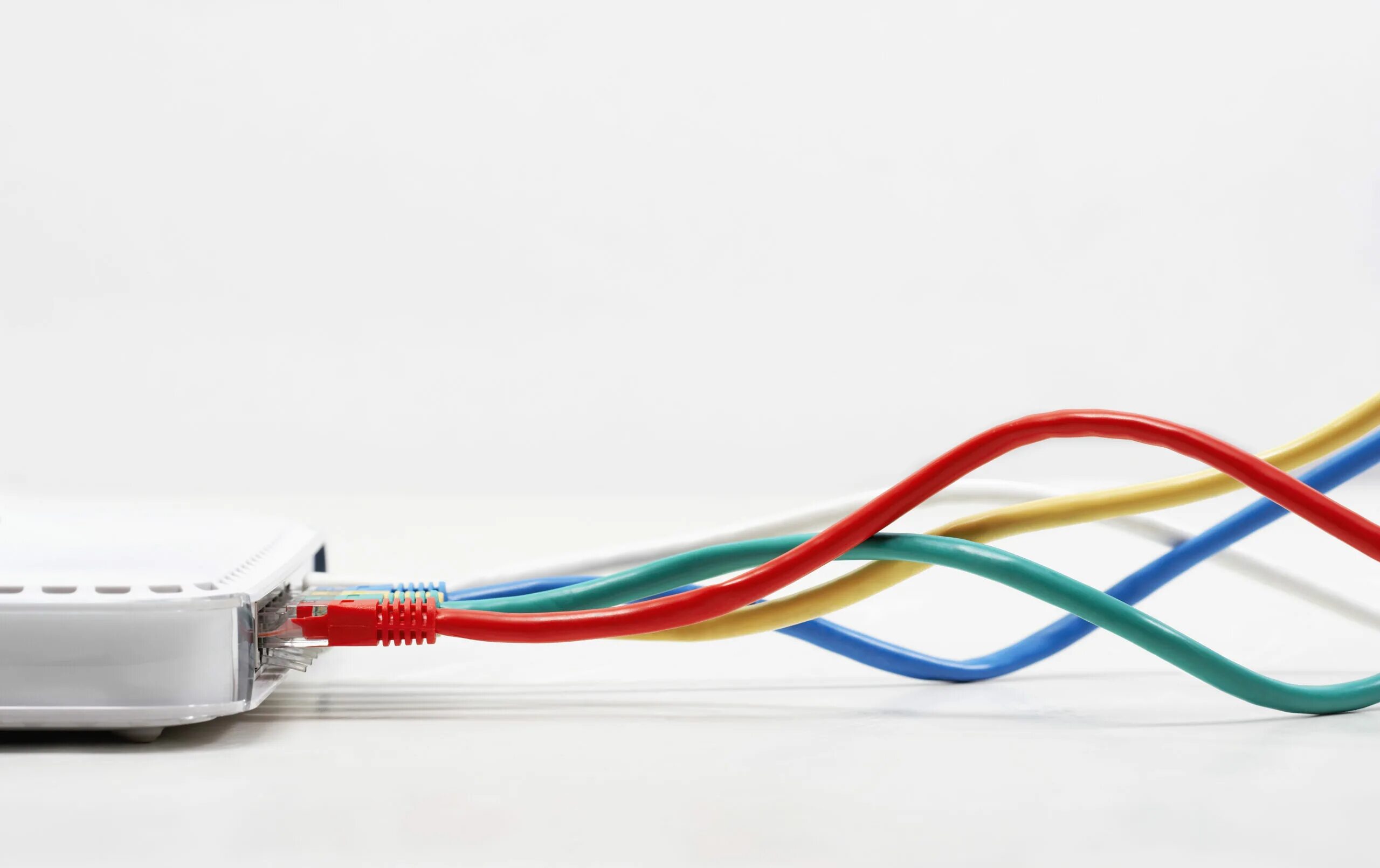 Купить подключение к интернету. Интернет кабель. Ethernet кабель. Интернет кабель на прозрачном фоне. Кабель на белом фоне.