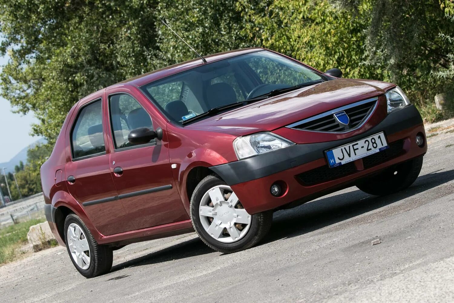 Рено 1 поколение. Renault Logan Dacia 2005. Dacia Logan 1. Рено Логан 2005 1.4. Renault Dacia Logan.