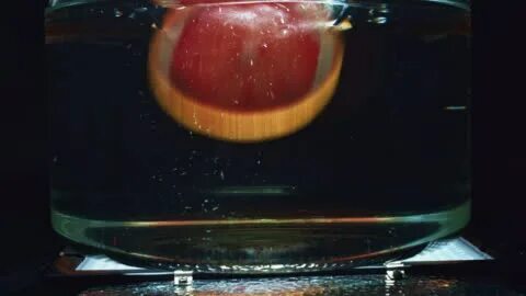 Стекло падает в воде
