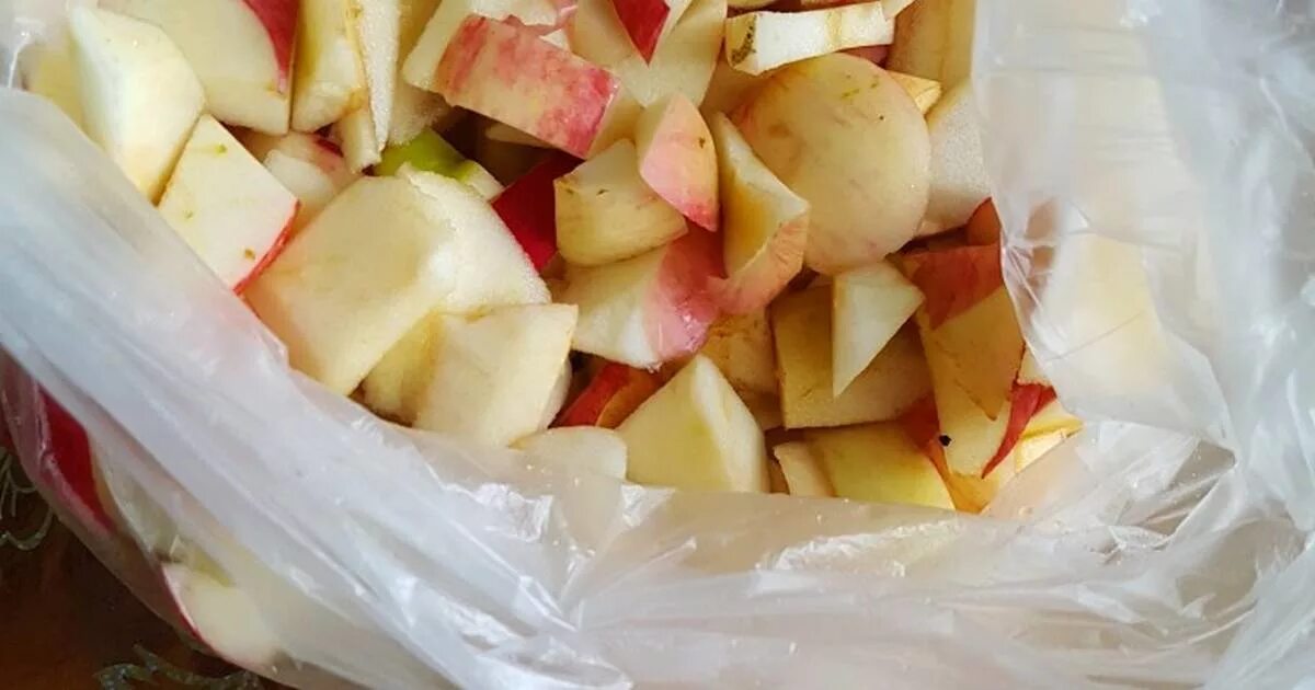 Можно заморозить яблоки. Нарезанные яблоки. Заморозка яблок. Замороженные яблоки. Яблоки на зиму в морозилке.