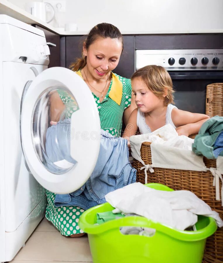Мама стиральная машина. Семья стирка. Стиральная машина для детей. Стиральная машина мама. Стиральная машина и семья.