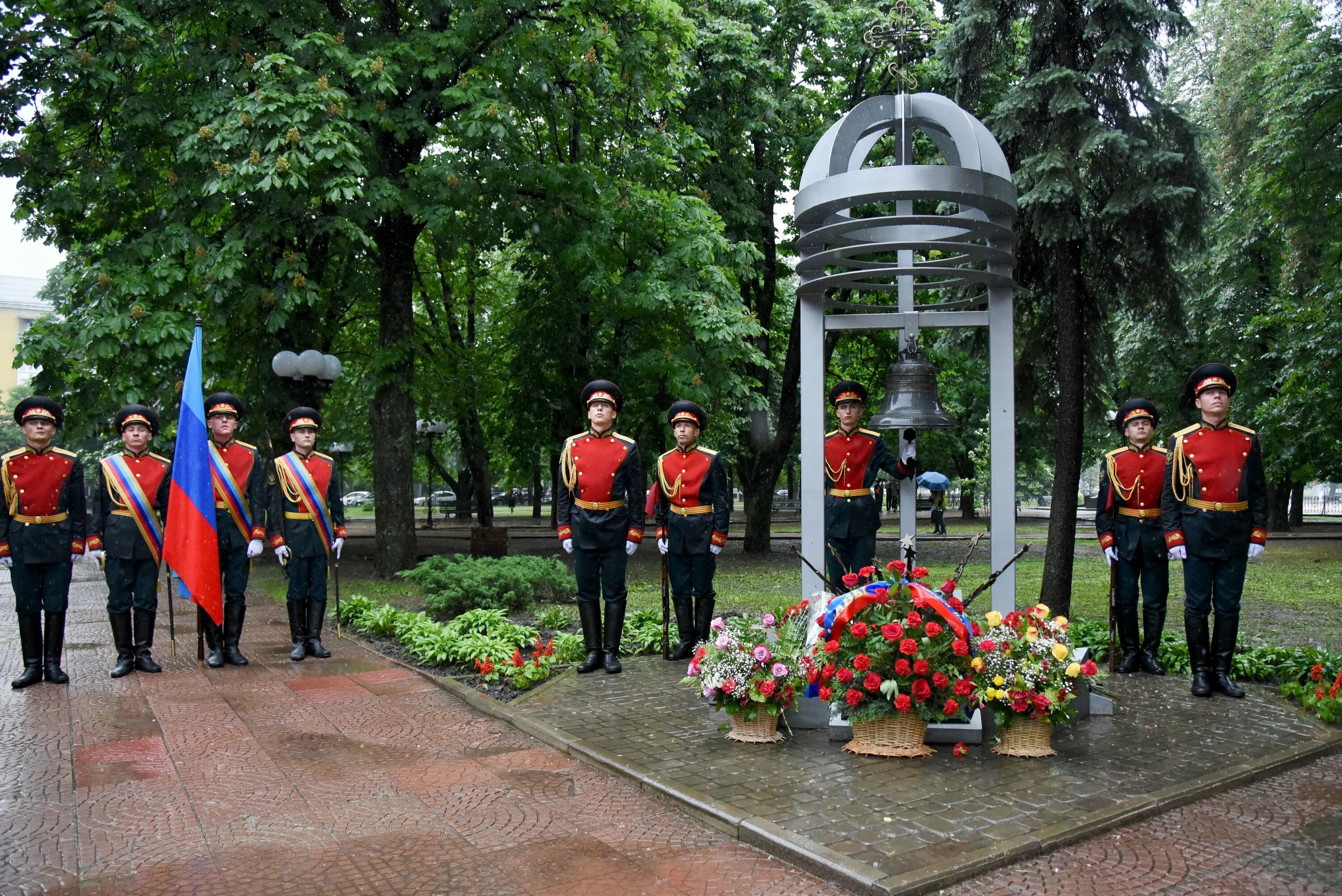 Июнь 2014 луганск. Жертвам авиаудара 2 июня 2014 года лнр. луганская администрация 2014. памятник погибшим при авиаударе в 2014 лугаснк. луганская администрация.