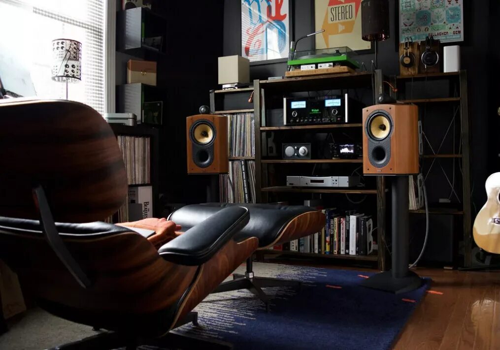 Предыдущее аудио. Hi-fi hi-end аппаратура. комната для прослушивания винила. комната аудиофила. интерьер комнаты для меломана.