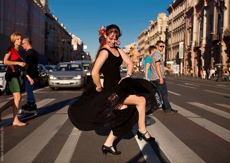 Санкт петербург девушка есть. Танцы на улице. Люди на улицах Питера. Танцы на улицах города. Танцующие люди на улице.