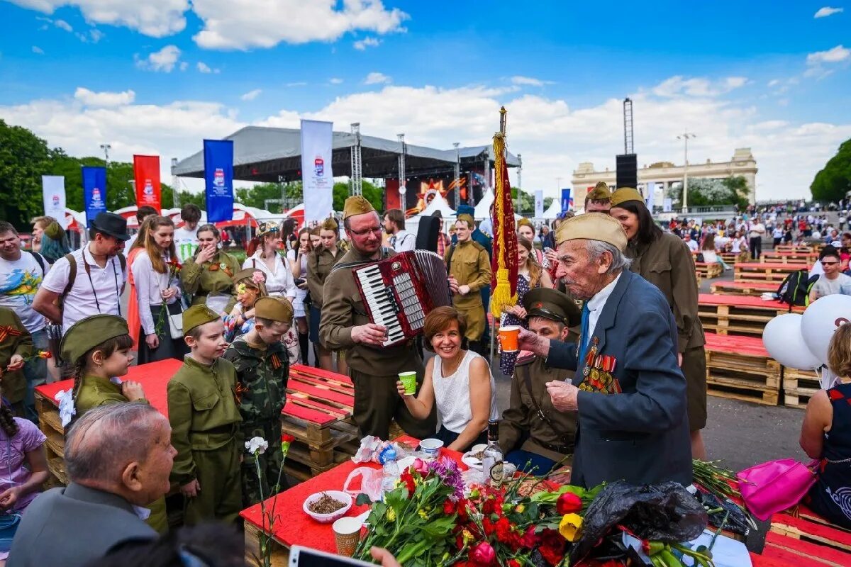 Празднование дня победы в городе. 9 Мая +"парк Горького" +Москва. 9 Мая в парке Горького. Парк Горького 9 мая. 9 Мая в парке Победы Москва.