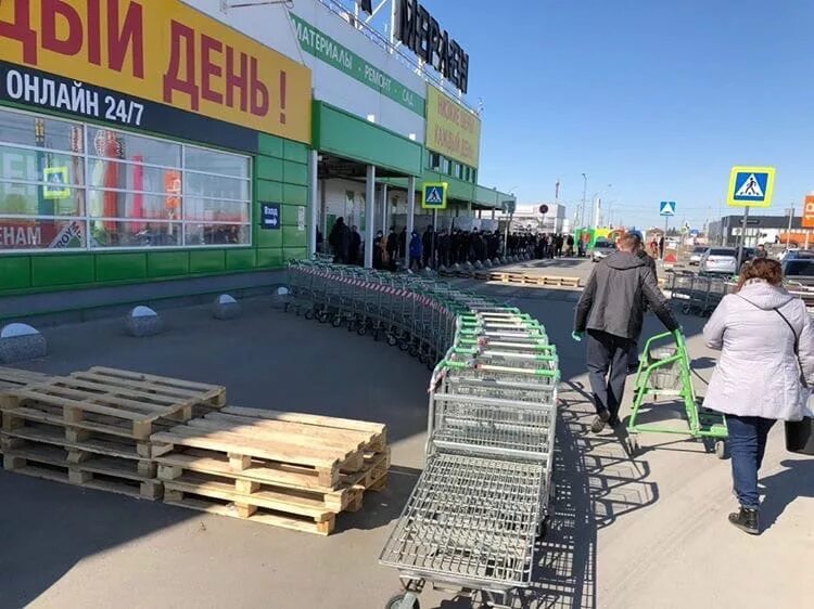 Леруа оби. Леруа Мерлен Омск. Омск Мерлин Леруа Мерлен. Леруа Мерлен закрытие. Очереди в Леруа Мерлен.