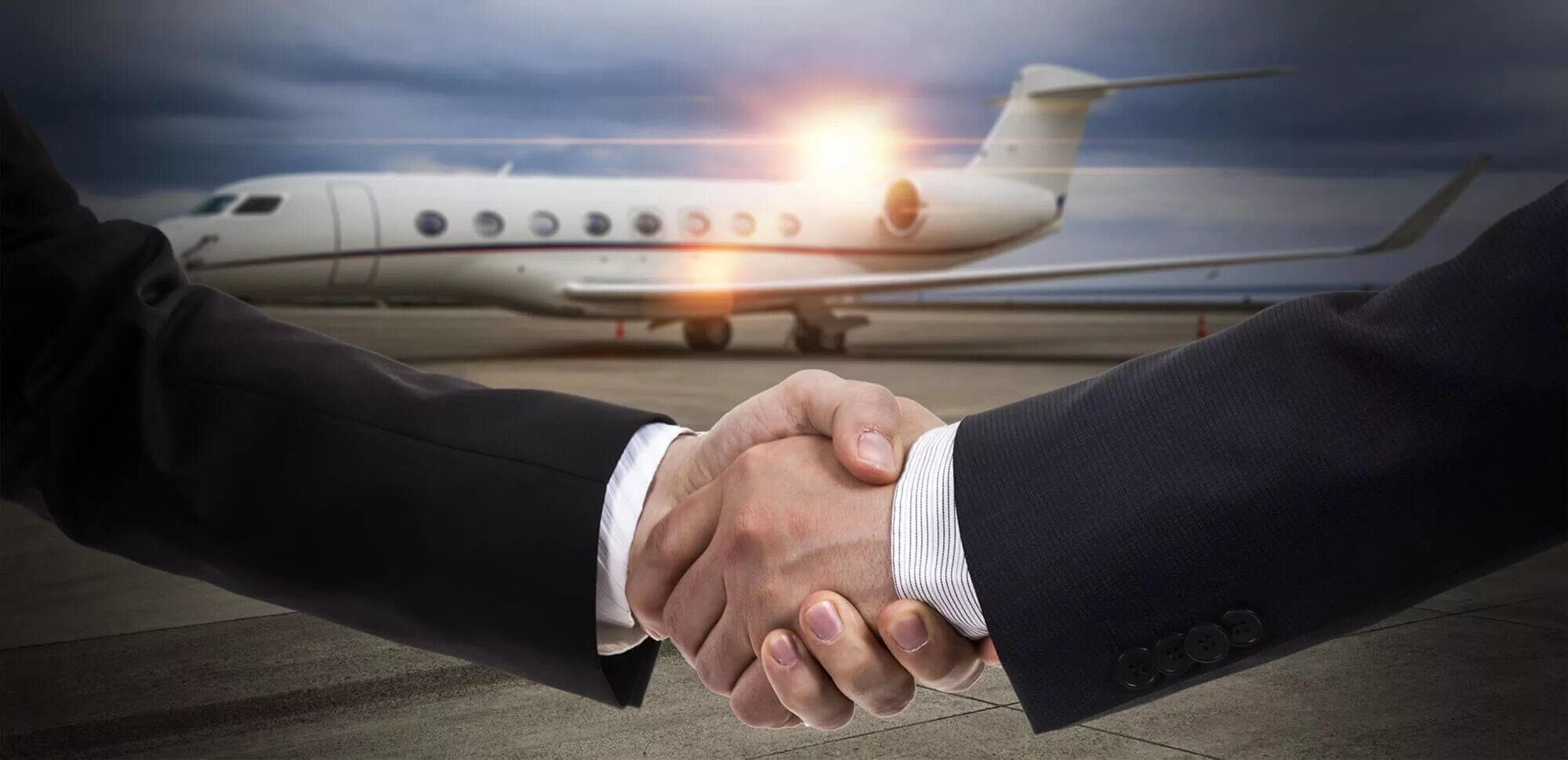 Самолет на руке. Business Jet 2022. Airplane handshake. Менеджер самолеты картинка. Aviation services