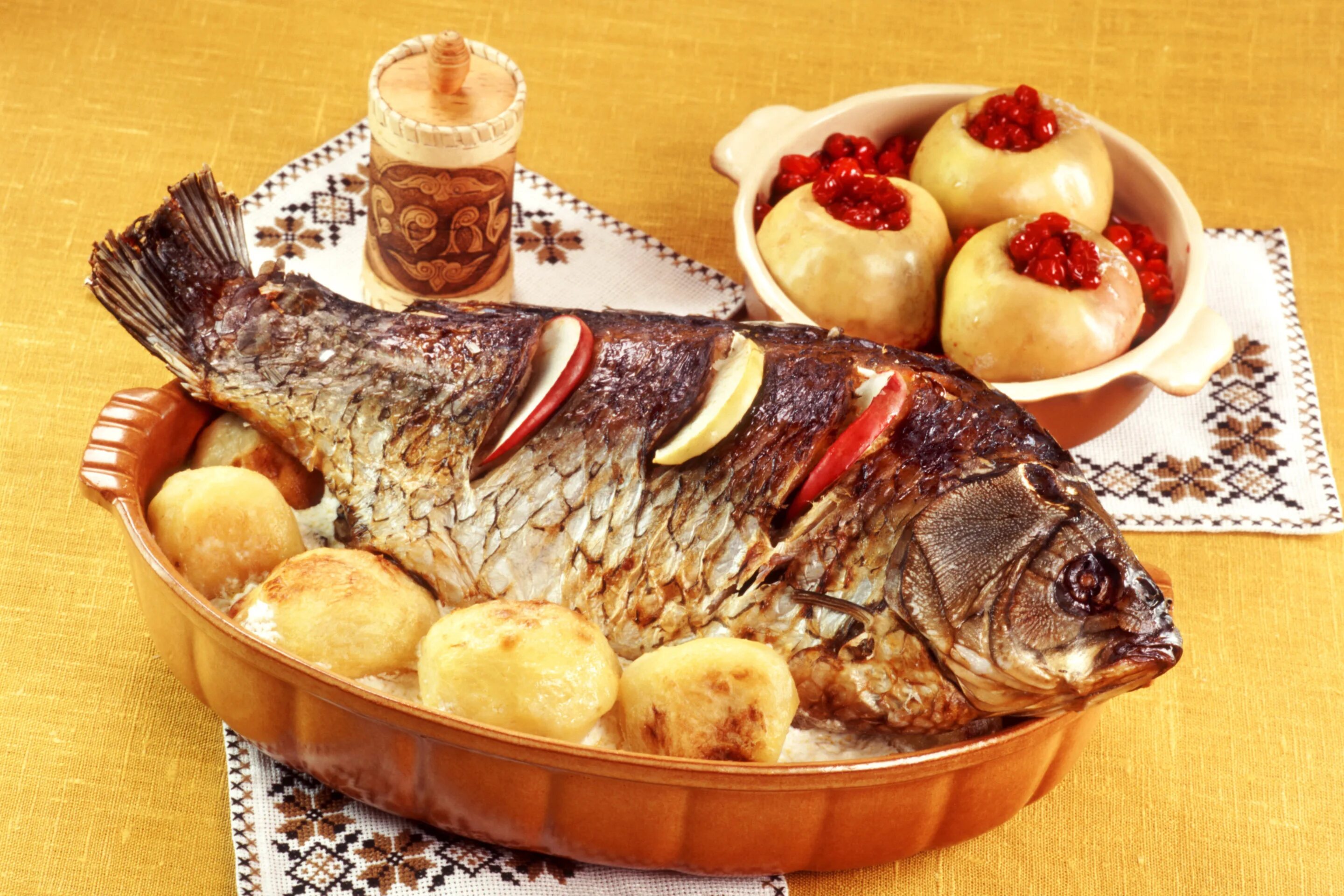 Сазан питание. Сазан в духовке. блюда русской кухни. сазан запеченный в духовке вкуснее не бывает. фаршированный карп в духовке целиком.