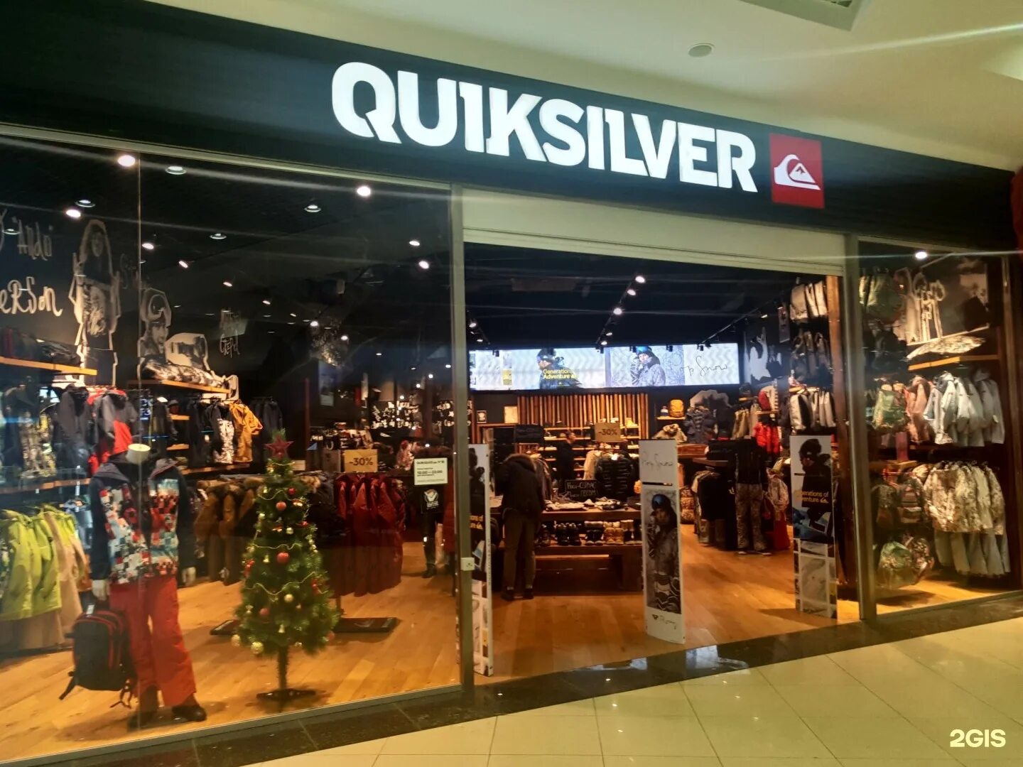 Quicksilver интернет. Квиксильвер. quicksilver магазин. магазин quiksilver авиапарк.