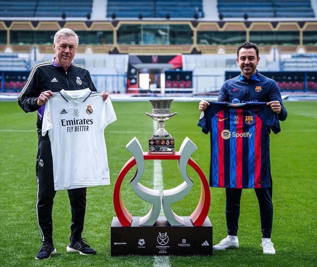 Коррупционный скандал барселона. Футбольный клуб. Карло анчелотти и хави. Роберт левандовски барселона 2022. Хави барселона 2023.