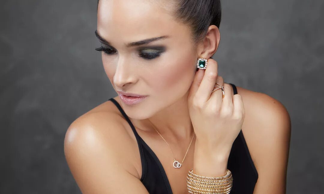Зеленые сережки ухо. Wearing earrings events. Почему нельзя носить чужие серьги. Wears earrings. Серьги для женщин.