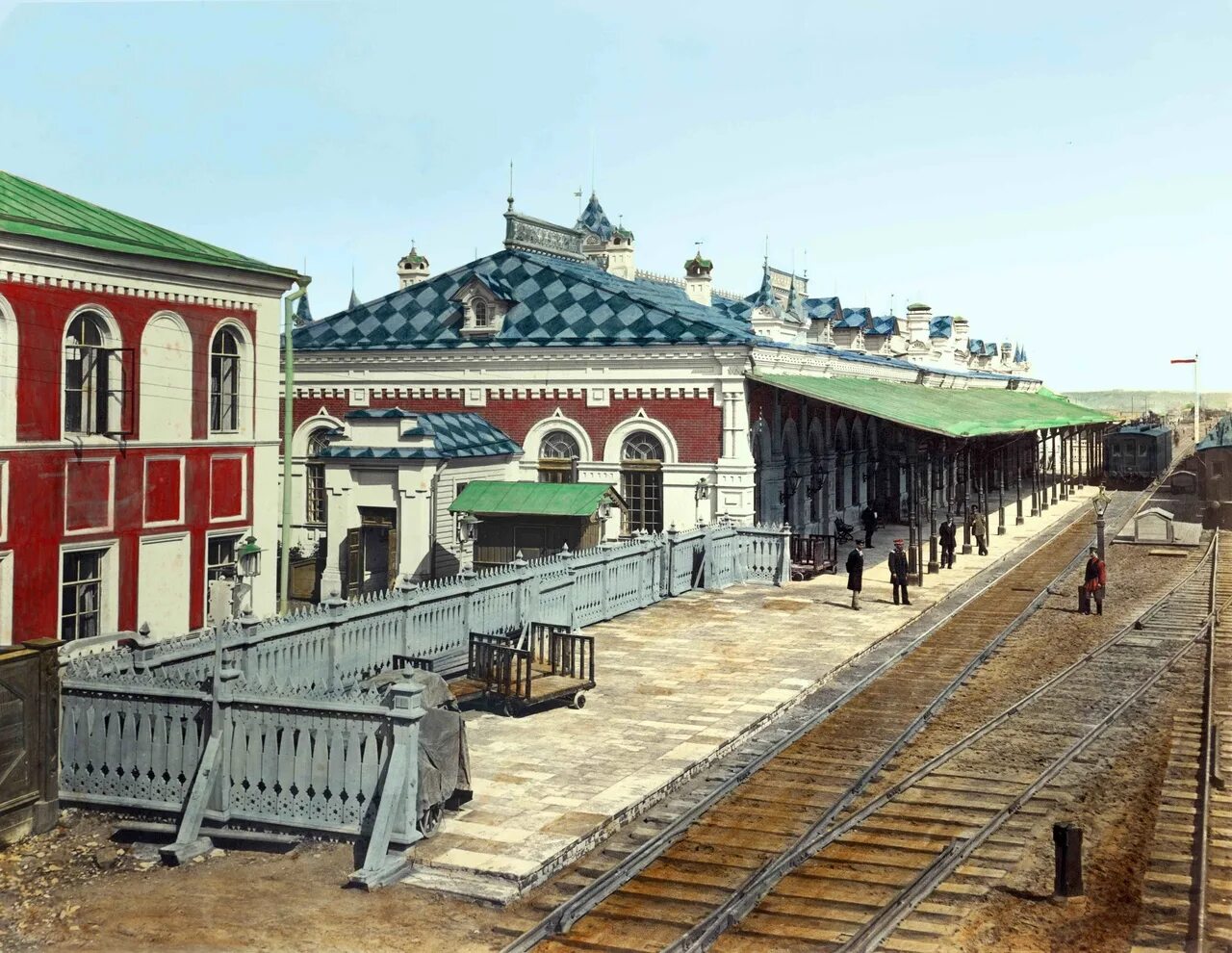 Возле старого вокзала. Станция пермь 1. Лигово железнодорожная станция. Памятник железнодорожникам арзамас. Станция златоуст железная дорога.