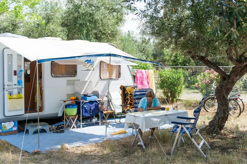 Camping space. Кемпинг инжир Балаклава. Кемпинг инжир Крым. Бухта инжир Крым кемпинг. Тамарит кемпинг.