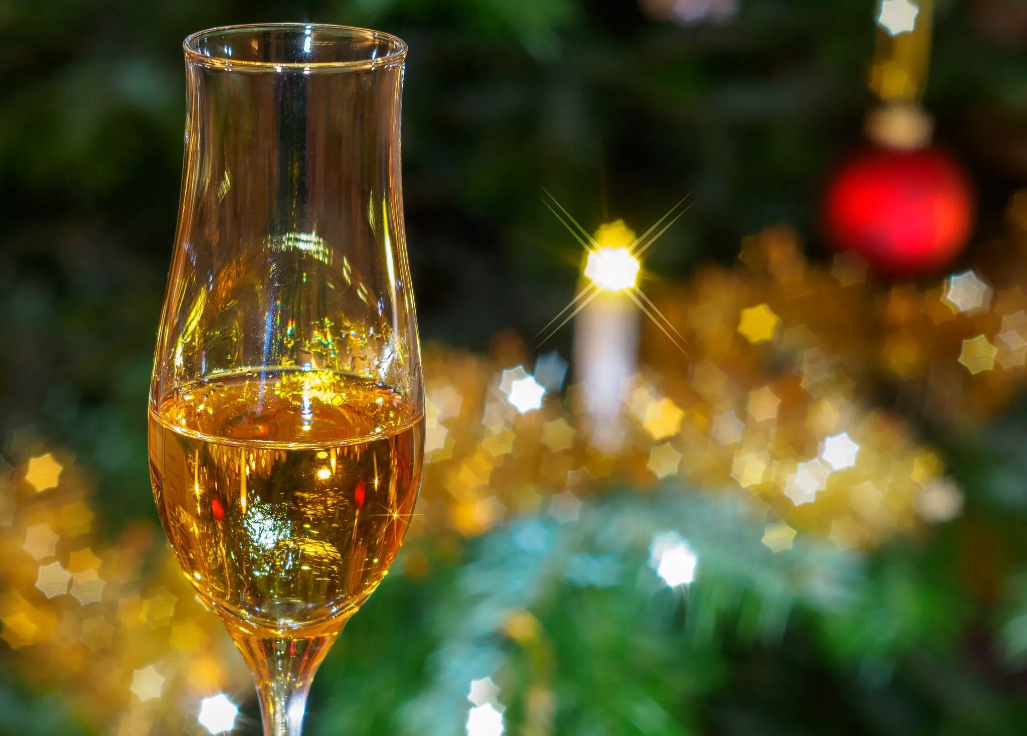 Новогодний звон. Шампанское с блестками. Шампанское пенится в бокале. Новый год огни бокал. Бокал новогодний с блестками.