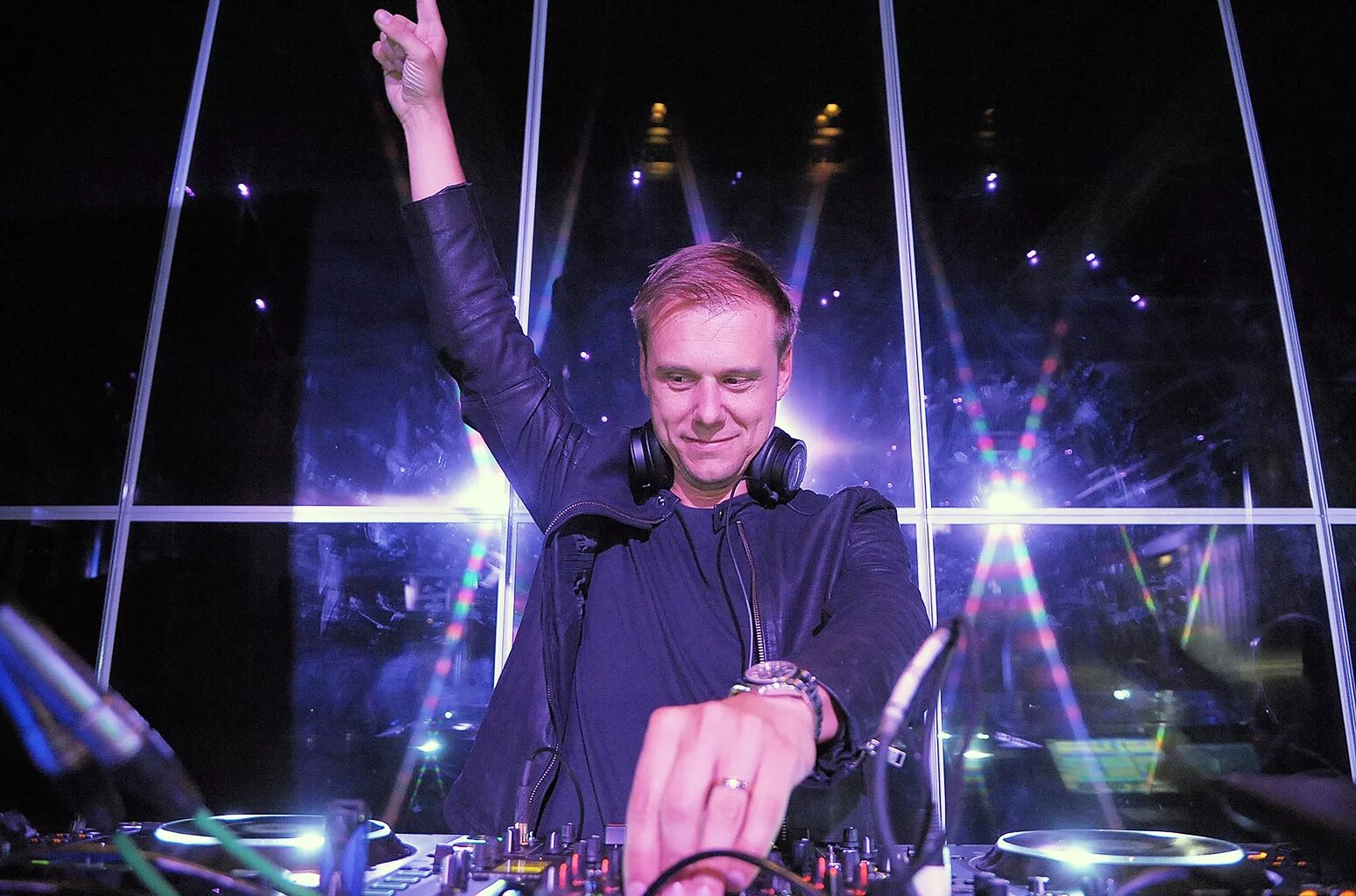 Ван бюрен ремиксы. Армин ван бюрен. dj армин ван бюрен. armin van buuren сейчас. армин ван бюрен 2025.