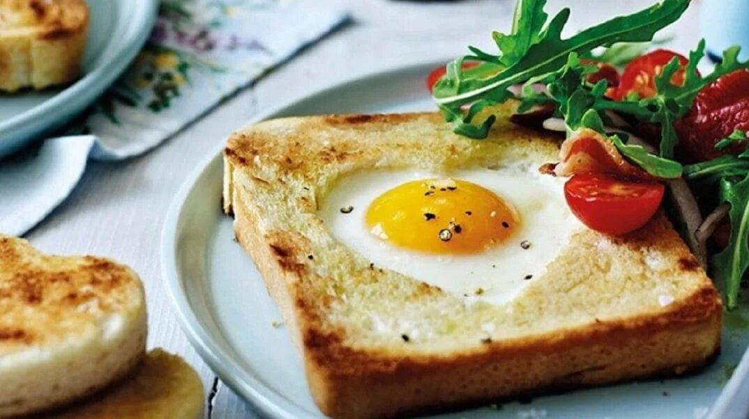 Видео как приготовить вкусный завтрак. Яичница с хлебом на сковороде. Гренки с яйцом. Завтрак яичница в хлебе. Тосты на завтрак с яйцом.