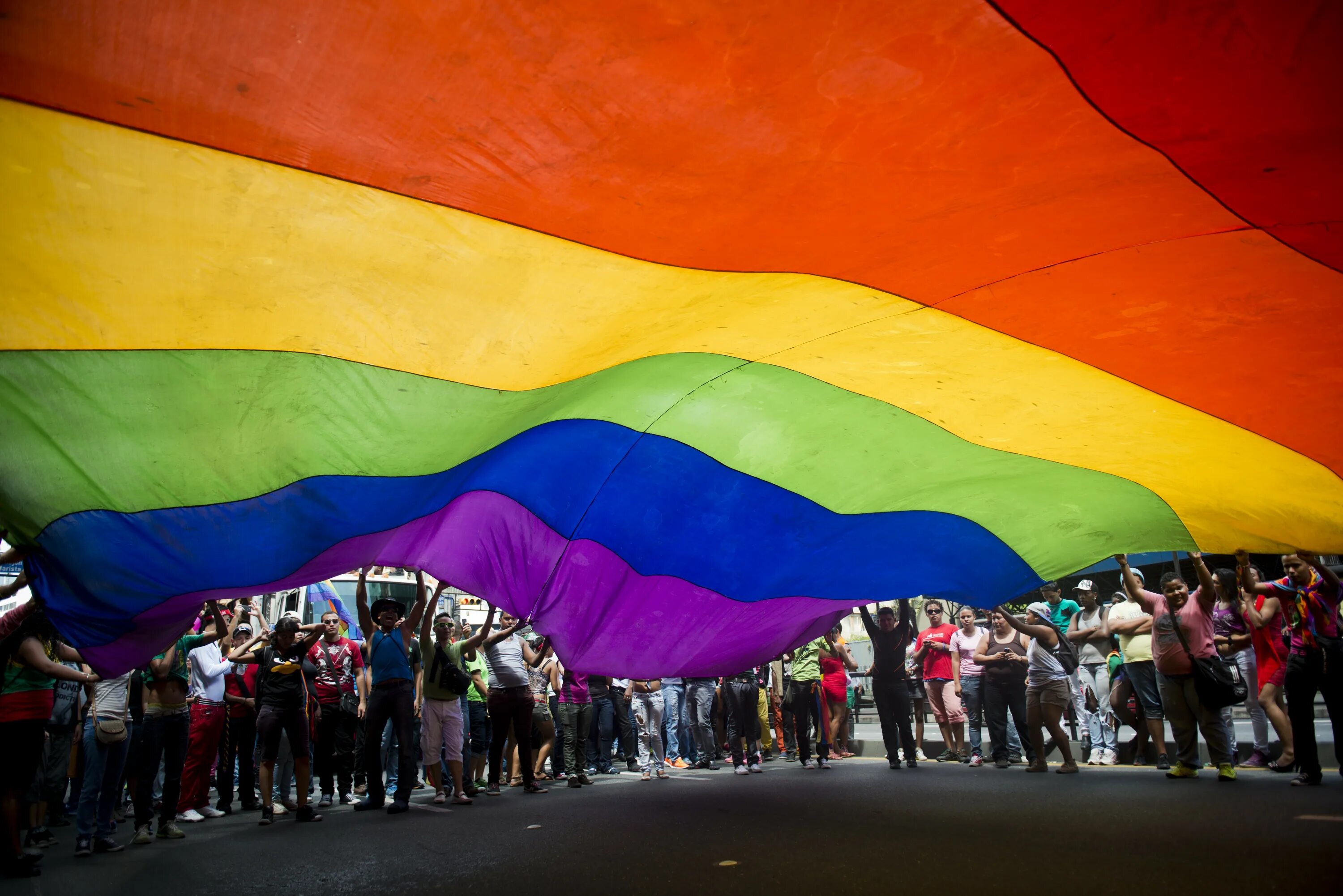 ЛГБТ Прайд. LGBT флаг. Флаг ЛГБТ цвета. Человек с радужным флагом.