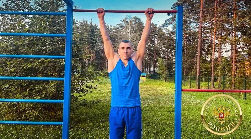 Рекорд подтягивания на перекладине. Мировой рекорд по вису на турнике. Мировой рекорд по вису на перекладине. Рекорд подтягиваний. Мировой рекорд по вису на перекладине.