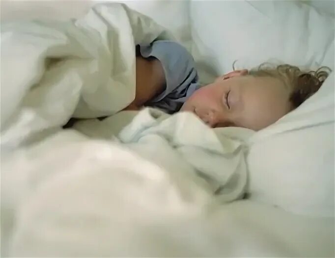 Кровать для детей. Укладывание ребенка. Мальчик проснулся. Ребенок просыпается. Малыш проснулся.