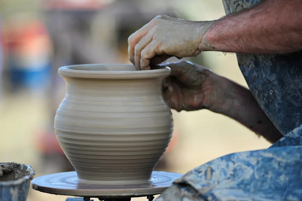 Последние гончар. Гончарная мастерская Emira Pottery. Горшок на гончарном круге изделие. Современное гончарное ремесло. Гончарное ремесло для начинающих.