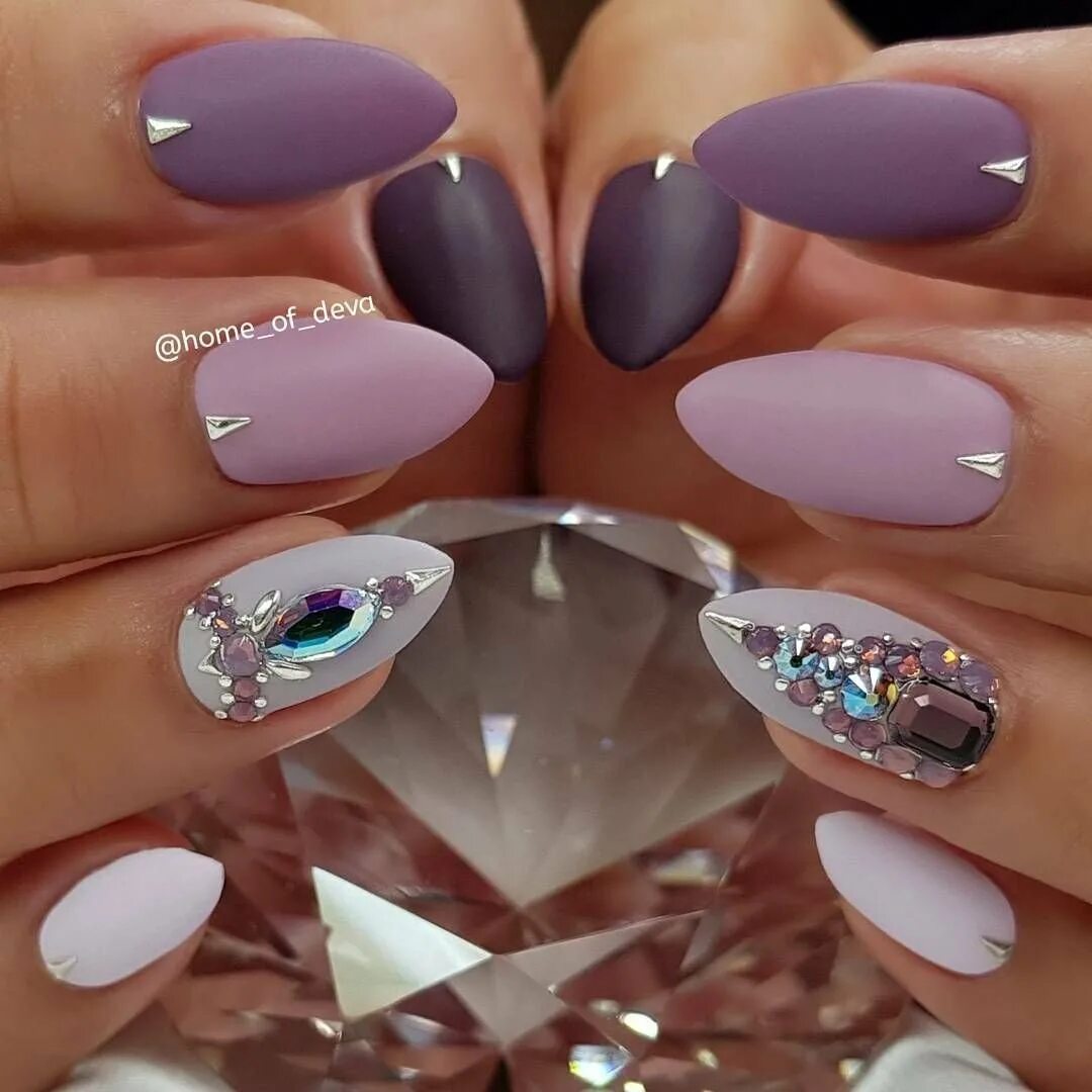 сиреневый маникюр со стразами. сиреневые ногти. фиолетовый маникюр. маникюр сливового цвета. фиолетовый маникюр.
