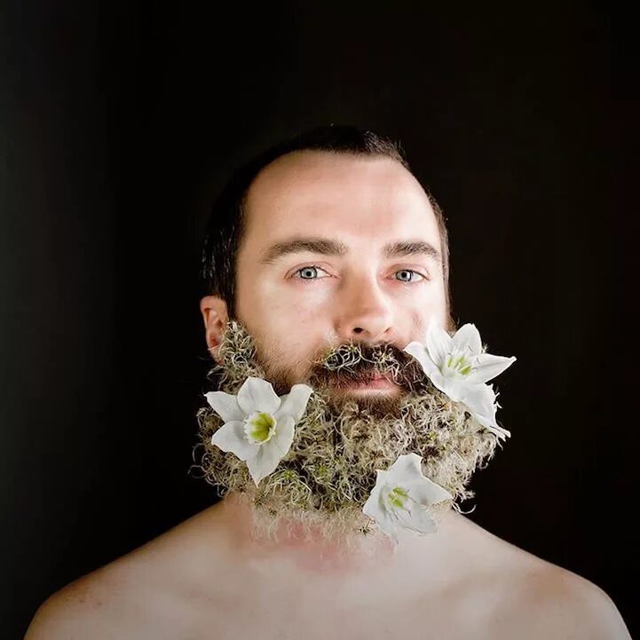 Борода с цветочками. Бородатый мужчина с цветами. Мужчина с бородой из цветов. Цветы в бороде у мужчин. Борода украшает