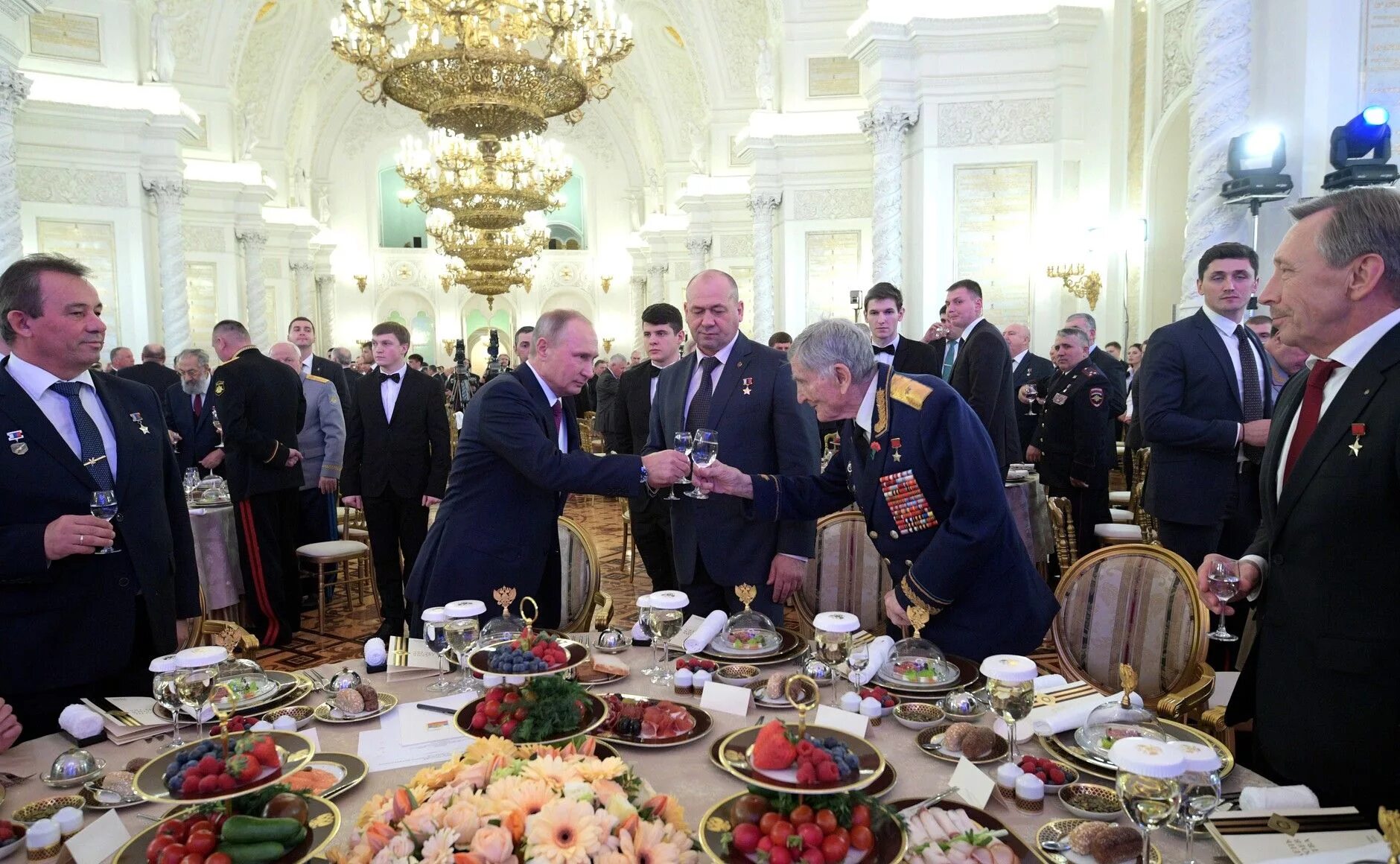 Президентское мероприятие. Банкет в Кремле. Торжественный прием в Кремле. Застолье в Кремле. Накрытый стол в Кремле.