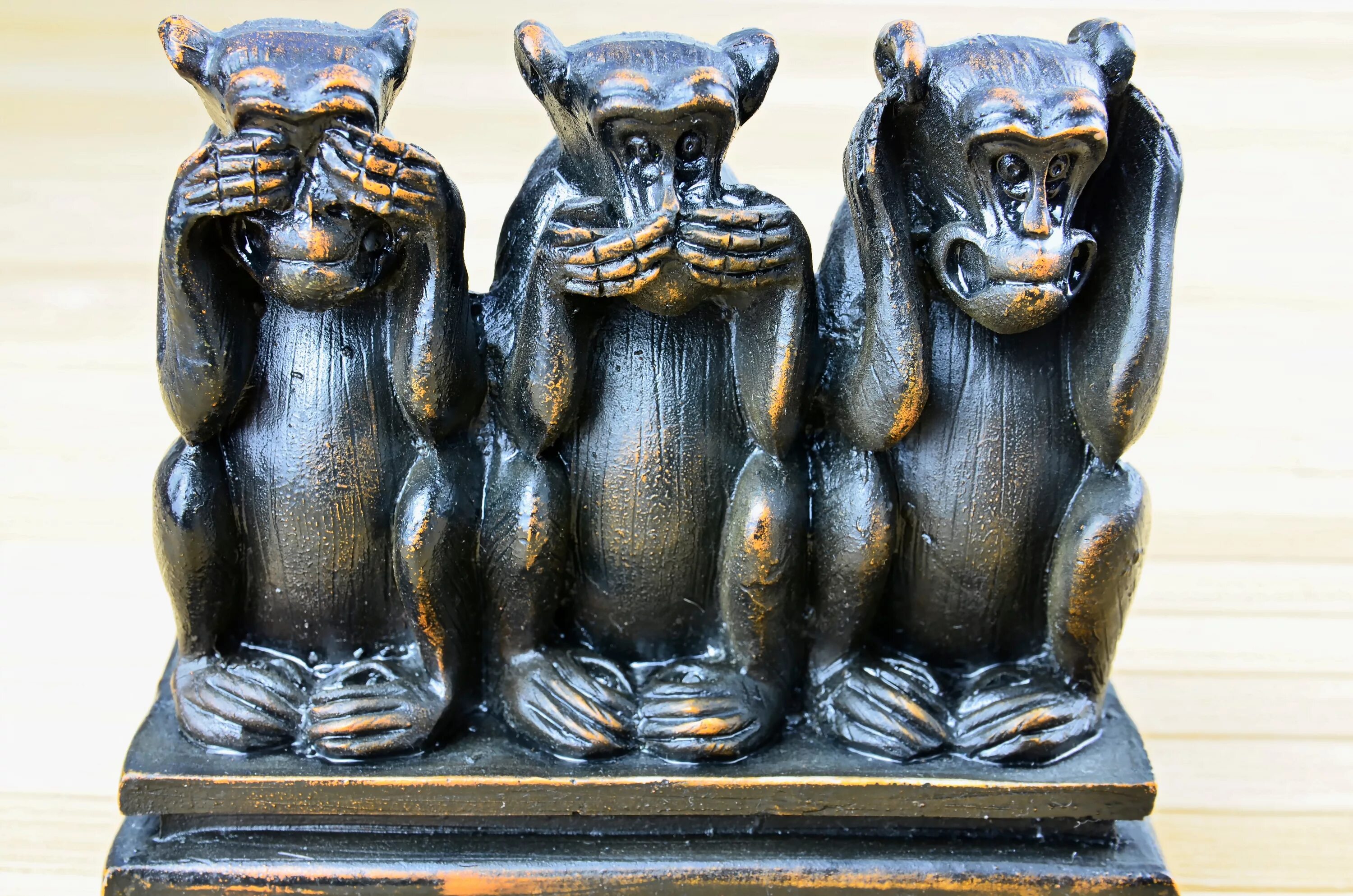 Обезьяны ничего не вижу. Три обезьяны. Три обезьянки. Деревянная статуэтка три обезьяны. Три Мудрые обезьянки.